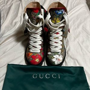 Gucci Trip Gg Floral Gg Supreme Combat Boot In Multi Color Fabric